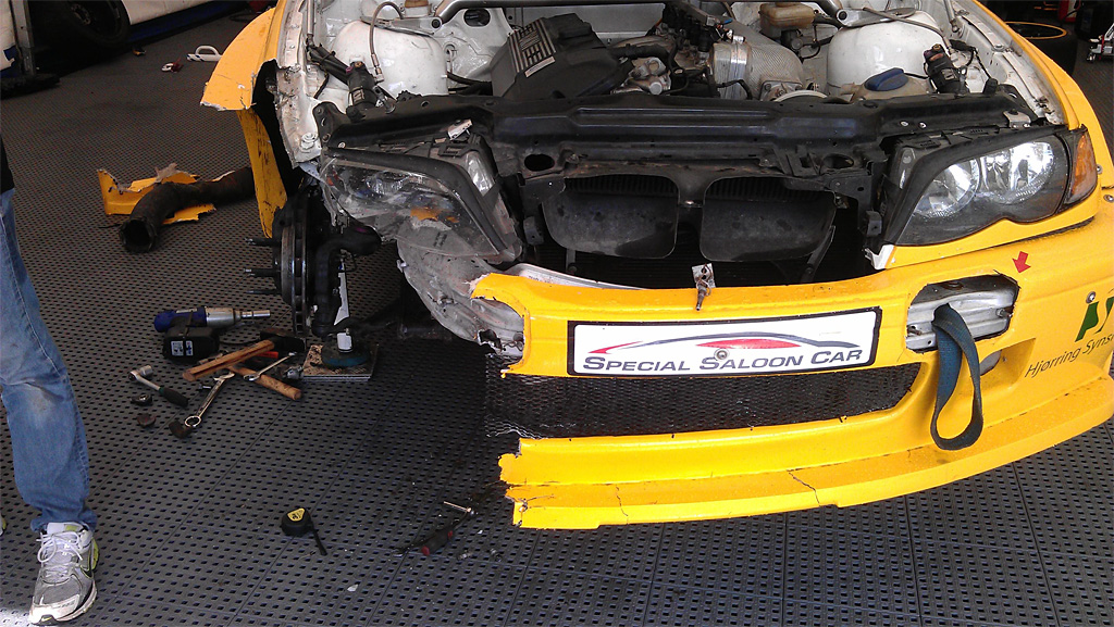 Efter møde med en beetle
(Foto: Henning, TVA-Racing)